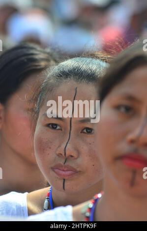 Diphu, Assam, Indien. 2. März 2022. Die Kulturtruppe aus dem Stamm Karbi schaut während der Eröffnungszeremonie des Karbi Youth Festivals 48. in Diphu, Karbi Anglong, Assam, auf. ( Credit: Caisii Mao/Alamy Live News Stockfoto