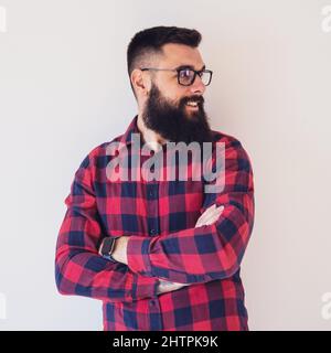 Porträt eines glücklichen Mannes, der lächelt. Kopieren Sie Platz auf dem Bild für Ihren Text oder Ihre Anzeige. Stockfoto