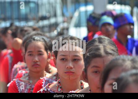 Diphu, Assam, Indien. 2. März 2022. Die Kulturtruppe aus dem Stamm Karbi schaut während der Eröffnungszeremonie des Karbi Youth Festivals 48. in Diphu, Karbi Anglong, Assam, auf. ( Credit: Caisii Mao/Alamy Live News Stockfoto