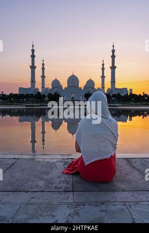 Arabische Frau vor einer Moschee Stockfoto