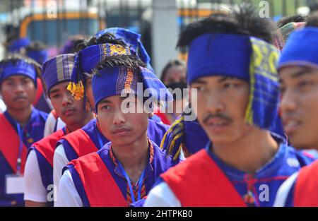 Diphu, Assam, Indien. 2. März 2022. Die Kulturtruppe aus dem Stamm Karbi schaut während der Eröffnungszeremonie des Karbi Youth Festivals 48. in Diphu, Karbi Anglong, Assam, auf. ( Credit: Caisii Mao/Alamy Live News Stockfoto