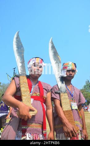 Diphu, Assam, Indien. 2. März 2022. Die Kulturtruppe des Stammes Karbi hält während der Eröffnungszeremonie des Karbi Youth Festivals 48. in Diphu, Karbi Anglong, Assam, eine lebensgroße Machete. ( Credit: Caisii Mao/Alamy Live News Stockfoto