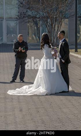 Ein orthodoxes jüdisches Paar posiert an einem milden Wintertag in einem Park in Queens, New York, für Hochzeitsfotos. Stockfoto