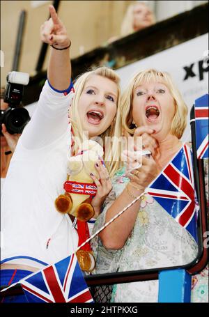 NACHRICHTEN. Rebecca Adlington, zweifache olympische Goldmedaillengewinnerin, links, erhielt eine Busfahrt mit offenem Oberdeck um ihre Heimatstadt Mansfield. Stockfoto