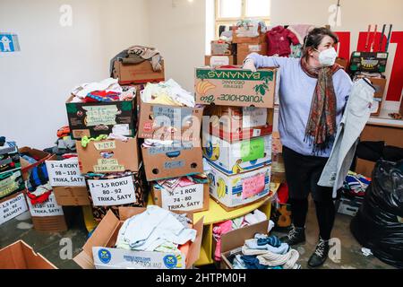 Brünn, Tschechische Republik. 02. März 2022. Freiwillige der Vesna-Gesellschaft sortieren Kleidung für ukrainische Kriegsflüchtlinge, 2. März 2022 in Brünn, Tschechien. Die Ukrainer fliehen vor dem Krieg in der Ukraine, der von Russland überfallen wurde. Auf dem Foto ist Koordinatorin Barbora Antonova zu sehen. Quelle: Monika Hlavacova/CTK Photo/Alamy Live News Stockfoto