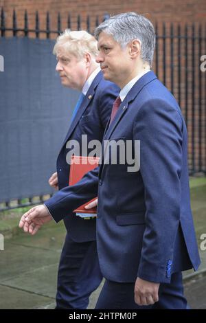 Westminster, London, Großbritannien. 02. März 2022. Vadym Prystaiko, Botschafter der Ukraine im Vereinigten Königreich, besucht die Downing Street und verlässt gemeinsam mit dem britischen Premierminister Boris Johnson kurz vor Beginn der Fragestunde des Premierministers im Parlament. Kredit: Imageplotter/Alamy Live Nachrichten Stockfoto