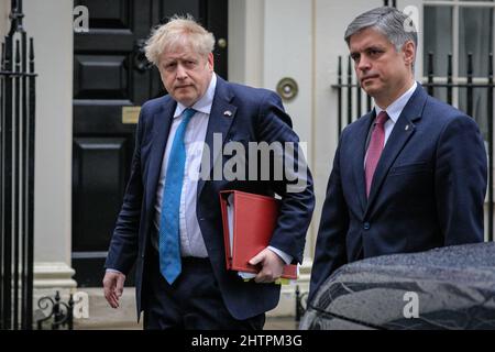 Westminster, London, Großbritannien. 02. März 2022. Vadym Prystaiko, Botschafter der Ukraine im Vereinigten Königreich, besucht die Downing Street und verlässt gemeinsam mit dem britischen Premierminister Boris Johnson kurz vor Beginn der Fragestunde des Premierministers im Parlament. Kredit: Imageplotter/Alamy Live Nachrichten Stockfoto