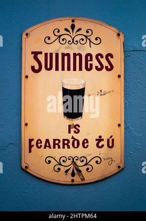 Nahaufnahme eines alten Guinness-Schildes vor einer Bar im Zentrum von Killarney Stockfoto