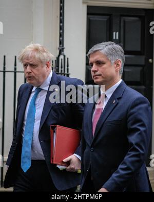 Westminster, London, Großbritannien. 02. März 2022. Vadym Prystaiko, Botschafter der Ukraine im Vereinigten Königreich, besucht die Downing Street und verlässt gemeinsam mit dem britischen Premierminister Boris Johnson kurz vor Beginn der Fragestunde des Premierministers im Parlament. Kredit: Imageplotter/Alamy Live Nachrichten Stockfoto