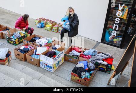 Brünn, Tschechische Republik. 02. März 2022. Freiwillige der Vesna-Gesellschaft sortieren Kleidung für ukrainische Kriegsflüchtlinge, 2. März 2022 in Brünn, Tschechien. Die Ukrainer fliehen vor dem Krieg in der Ukraine, der von Russland überfallen wurde. Quelle: Monika Hlavacova/CTK Photo/Alamy Live News Stockfoto