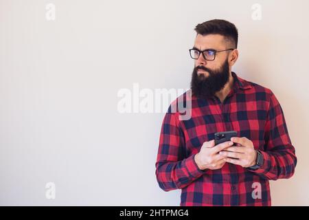Porträt eines Mannes, der besorgt und nachdenklich ist. Kopieren Sie Platz auf dem Bild für Ihren Text oder Ihre Anzeige. Stockfoto
