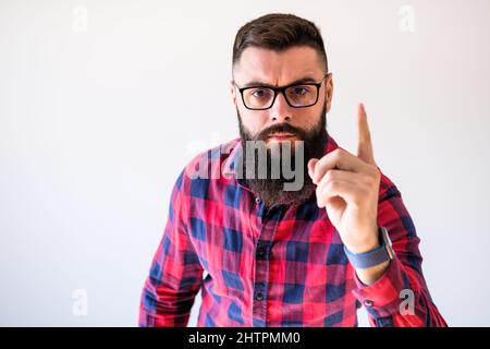 Porträt eines drohenden Mannes. Kopieren Sie Platz auf dem Bild für Ihren Text oder Ihre Anzeige. Stockfoto