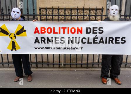 Paris, Frankreich, Demonstration gegen Atomwaffen, Menschen in Masken mit Protestzeichen, internationale Politik Stockfoto