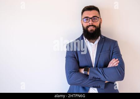 Porträt eines erfolgreichen und glücklichen Geschäftsmannes. Kopieren Sie Platz auf dem Bild für Ihren Text oder Ihre Anzeige. Stockfoto