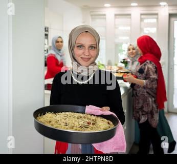 Muslimische Familie und Freunde treffen sich zu Hause zum Abendessen. Hochwertige Fotos Stockfoto