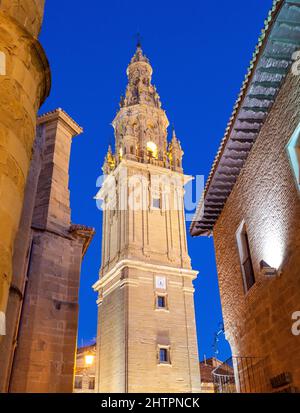 Nachtszene der Kirche San Miguel auf der Plaza de la Virgen Blanca, Vitoria-Gasteiz, Álava, Spanien Stockfoto