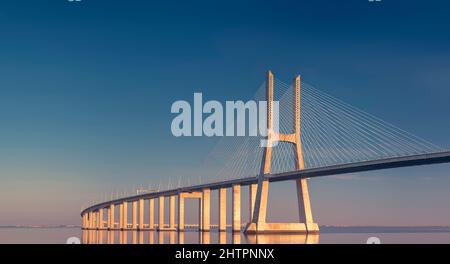 Vasco da Gama Brücke bei Sonnenuntergang in Lissabon, Portugal Stockfoto