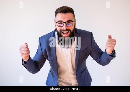Porträt eines ekstatischen Geschäftsmannes. Kopieren Sie Platz auf dem Bild für Ihren Text oder Ihre Anzeige. Stockfoto