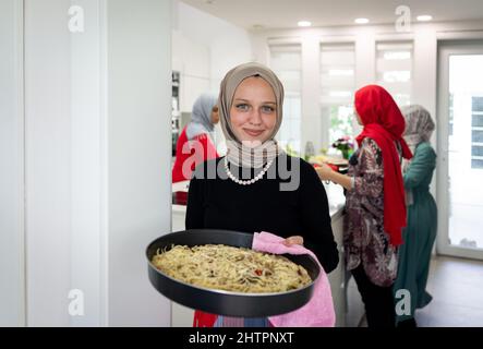 Muslimische Familie und Freunde treffen sich zu Hause zum Abendessen. Hochwertige Fotos Stockfoto