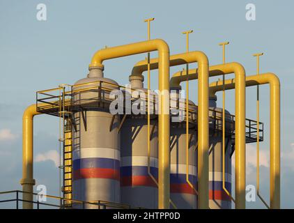 Erdgastank in Gasfabrik mit russischer Flagge Stockfoto