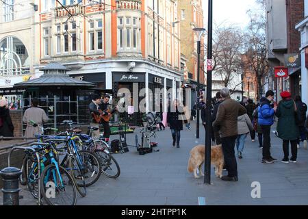 Richmond auf der Thames High Street mit Einkäufern und Live-Musikern Stockfoto