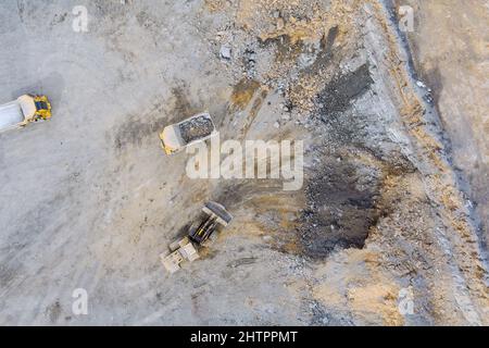 Tagebau zur Verladung des Steinkies in schwere Muldenkipper beim Tagebau Stockfoto