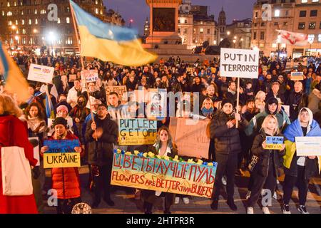 London, Großbritannien. 28.. Februar 2022. Hunderte von Menschen versammelten sich am sechsten Tag der Proteste auf dem Trafalgar Square, während der Krieg in der Ukraine andauert. Stockfoto