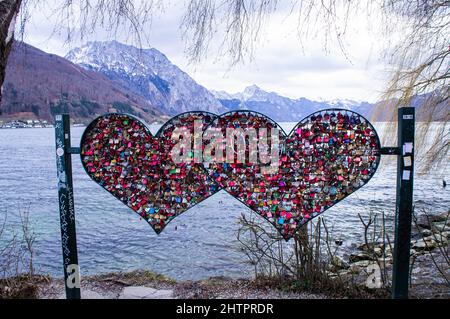 Gmunden, Liebesschloss, Schlösser, Vorhängeschloss, Vorhängeschlösser, Heart by Schloss Ort am Traunsee, Salzkammergut, Oberösterreich, 21. Februar 2022. (CTK Pho Stockfoto