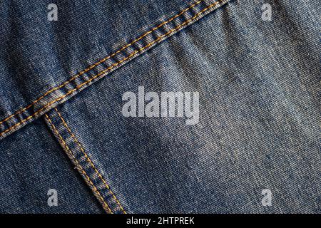 Nahaufnahme aus modischem Denim. Leere Fläche mit Platz zum Kopieren. Hintergrund Stockfoto