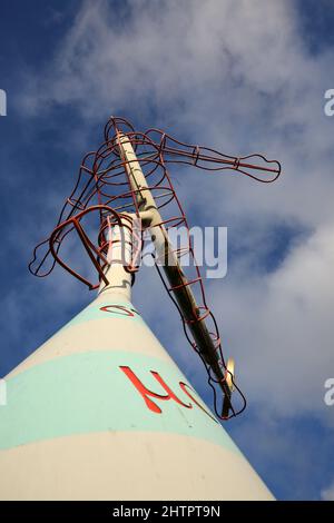 Glasgow Prestwick Airport, Ayrshire, Schottland, Großbritannien. Die Skulptur Celestial Navigator der in Aberdeen lebenden Künstlerin Carole Gray. Platz für Kopien Stockfoto