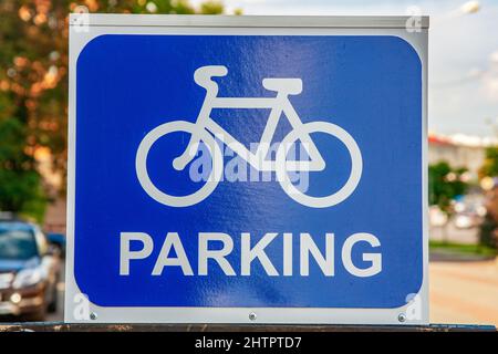 Schild Parkplatz für Fahrräder auf der Straße. Weiße Silhouette eines Fahrrads auf blauem Hintergrund Stockfoto