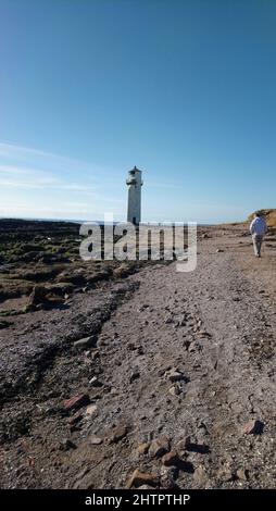 Southerness Lighthouse, Schottland - Fernsicht - aufrechte Aufnahme der zweitälteste Leuchtturm Schottlands steht an der Küste in der Nähe des kleinen Dorfes Southerness im Südwesten Schottlands. Es wurde 1748 gebaut, um Schiffe sicher durch die Passage im Solway Firth in Richtung der Nith Mündung zu führen. Es wurde 1749 fertiggestellt, zum ersten Mal um 1800 beleuchtet und 1936 stillgelegt. In den Jahren 1867-1894 wurde es aus 'finanziellen Gründen' nicht genutzt. Zu den Namen, die mit dem Bau, der Umgestaltung und der Instandhaltung verbunden sind, gehören die Leuchtturmingenieure Robert Stevenson , James Slight und Walter Newall Stockfoto