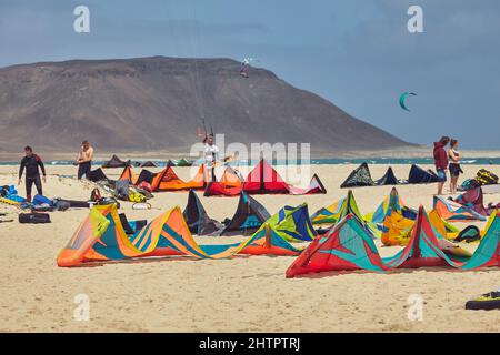 Kitesurfing-Ausrüstung am Strand von Costa de Fragata, an der Ostküste der Insel Sal, Kap Verde. Stockfoto