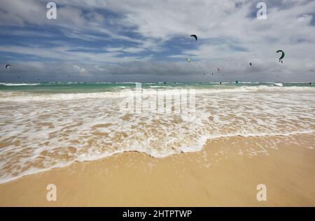 Kitesurfer in Aktion vor dem Strand Costa de Fragata, an der Südostküste der Insel Sal, Kap Verde. Stockfoto