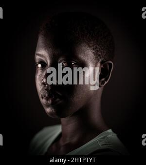 Beauty Face. Lächelnde schwarze Frau Porträt. Schöne ehrliche echte Gesicht afroamerikanischen Mädchen Hochwertige Foto Stockfoto