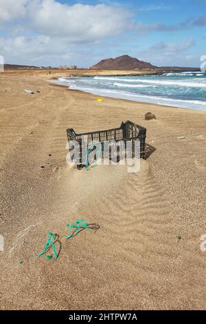 Plastikverschmutzung am Strand von Baia de Parda, Ostküste von Sal, Kap Verde. Stockfoto