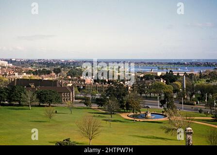 Blick über den MacPhleson Robertson Fountain zum Albert Park Lake vom Shrine of Remembrance, Melbourne, Victoria, Australien, 1956 Stockfoto