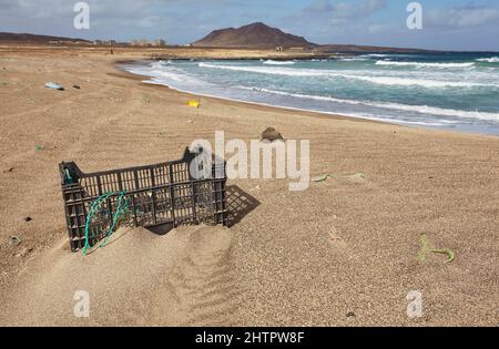 Plastikverschmutzung am Strand von Baia de Parda, Ostküste von Sal, Kap Verde. Stockfoto