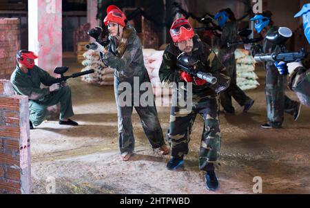 Junge Leute spielen Paintball Stockfoto