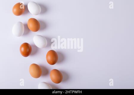Blick von oben auf braune und weiße Eier auf dem Tisch mit leerem Raum Stockfoto