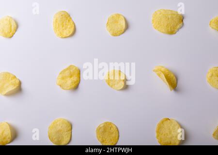 Direkt über Schuss Kartoffelchips nebeneinander auf grauem Hintergrund angeordnet Stockfoto