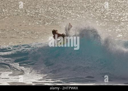 Surfen auf atlantischen Wellen in Ponta Preta, Südwestküste der Insel Sal, Kap Verde. Stockfoto