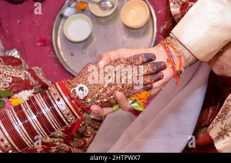 Hasta Melap Ceremony - aufgeführt nach Kanya Daan hat eine Menge Bedeutung. Dazu gehört das Binden des Halstuchs oder des Schal des Bräutigams an den Sari der Braut. Stockfoto