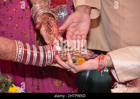 Hasta Melap Ceremony - aufgeführt nach Kanya Daan hat eine Menge Bedeutung. Dazu gehört das Binden des Halstuchs oder des Schal des Bräutigams an den Sari der Braut. Stockfoto
