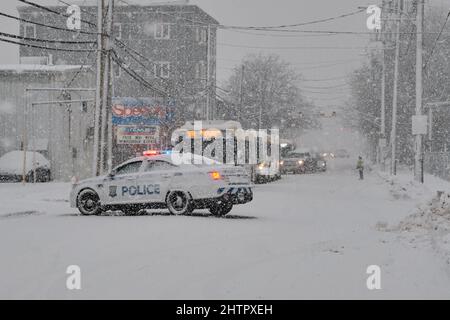 Halifax, Kanada. 2.. März 2022. Ein Schneewintersturm, der voraussichtlich bis zu 10cm Schnee auf der Stadt bringen wird, trifft die Straße von Halifax und sorgt so für einen schwierigen morgendlichen Pendelweg. Die Polizei hält den Verkehr am Unfallort eines Kraftfahrzeuges auf der Robie Street fest, was zu Verzögerungen bei den Bussen des Nahverkehrs führt. Stockfoto