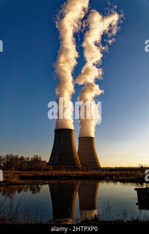 Belleville-sur-Loire, Frankreich. 28.. Februar 2022. Sonnenuntergang über dem Kernkraftwerk Belleville-sur-Loire in Frankreich am 28. Februar 2022. Stockfoto