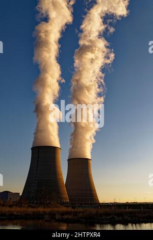 Belleville-sur-Loire, Frankreich. 28.. Februar 2022. Sonnenuntergang über dem Kernkraftwerk Belleville-sur-Loire in Frankreich am 28. Februar 2022. Stockfoto