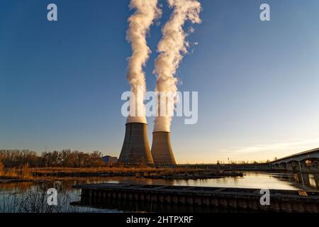 Belleville-sur-Loire, Frankreich. 28.. Februar 2022. Sonnenuntergang über dem Kernkraftwerk Belleville-sur-Loire in Frankreich am 28. Februar 2022. Stockfoto