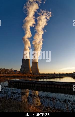 Belleville-sur-Loire, Frankreich. 28.. Februar 2022. Sonnenuntergang über dem Kernkraftwerk Belleville-sur-Loire in Frankreich am 28. Februar 2022. Stockfoto