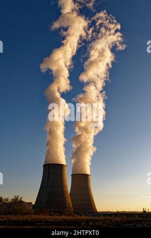 Belleville-sur-Loire, Frankreich. 28.. Februar 2022. Sonnenuntergang über dem Kernkraftwerk Belleville-sur-Loire in Frankreich am 28. Februar 2022. Stockfoto